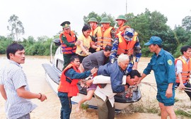 Quảng Trị: Huy động bộ đội, công an ứng cứu dân trong lũ