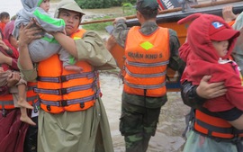 Ứng phó mưa lũ lớn: Sơ tán dân, theo dõi chặt hồ đập