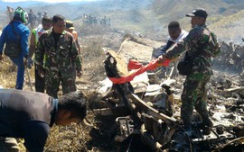Máy bay quân sự đâm vào núi, 13 người thiệt mạng