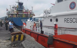 Vụ tàu chìm ở Nghệ An: Tạm dừng tìm kiếm thuyền viên mất tích