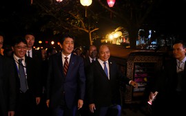 Thủ tướng Việt Nam, Nhật Bản tản bộ ở Hội An, tham quan 'thuyền hữu nghị'
