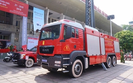 Ra mắt xe chữa cháy "khủng" của Cảnh sát PCCC Hà Nội