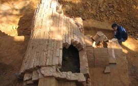 Khai quật mộ cổ 2000 năm tuổi tại Mạo Khê (Quảng Ninh)