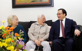 Bí thư Hà Nội thăm, tặng quà gia đình chính sách tiêu biểu
