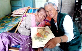 Nữ họa sĩ già và hành trình tri ân Mẹ Việt Nam anh hùng