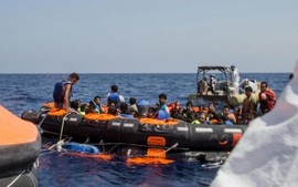 Giải cứu hơn 1000 người di cư trên biển