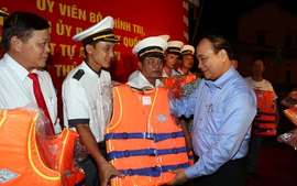 Phó Thủ tướng Nguyễn Xuân Phúc kiểm tra bảo đảm ATGT đường thủy