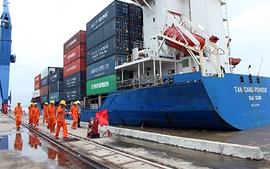 Tàu container đầu tiên khai trương luồng Quan Chánh Bố