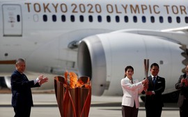 Ngọn đuốc Olympic 2020 đã về Nhật Bản