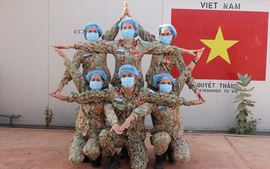 'Sứ giả' hòa bình Việt Nam trên tiền tuyến chống dịch COVID-19