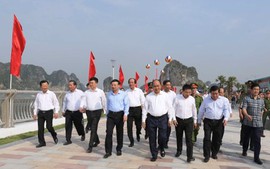 Chùm ảnh: Thủ tướng Nguyễn Xuân Phúc làm việc tại Quảng Ninh