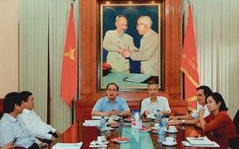 Chủ tịch Mặt trận Nguyễn Thiện Nhân nhận bàn giao công việc