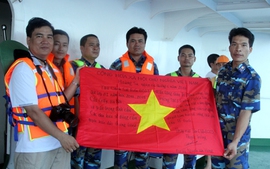 Phong thư từ Hà Nội và lá quốc kỳ từ Hoàng Sa