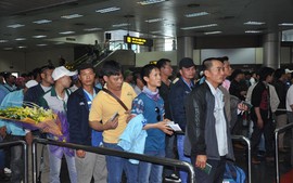 Thêm 38 lao động Việt Nam rời Libya về nước 