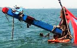 Cứu 17 ngư dân gặp nạn trên biển
