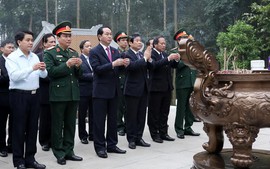 Chủ tịch nước dâng hương tưởng niệm Bác Hồ