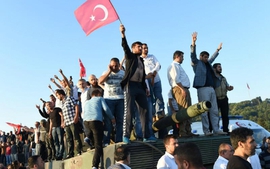 Thổ Nhĩ Kỳ: Buộc tội 99 tướng quân đội; tiến hành không kích PKK