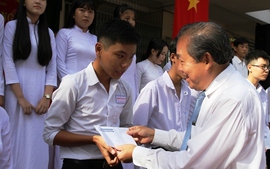 Phó Thủ tướng động viên học sinh nghèo Long An