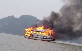 Tàu du lịch lại cháy rụi trên vịnh Hạ Long