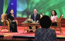 Thủ tướng đối thoại với đại biểu phụ nữ Việt Nam