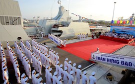 Thượng cờ cặp chiến hạm Gepard Trần Hưng Đạo, Quang Trung