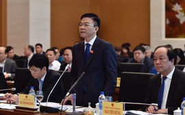 Bộ trưởng Bộ Tư pháp Lê Thành Long trả lời chất vấn