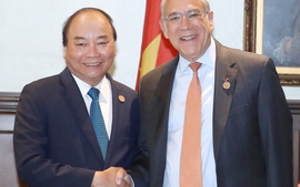 Thủ tướng Nguyễn Xuân Phúc ăn trưa làm việc với cựu Thủ tướng Canada Jeans Chretien