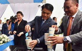 Chủ tịch Hà Nội sử dụng nước uống trực tiếp từ vòi Nhà máy sông Đuống