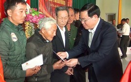 Phó Thủ tướng Vương Đình Huệ tặng quà Tết cho các hộ nghèo ở Nghệ An