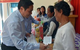 Đồng chí Phạm Minh Chính tặng quà cho hộ nghèo ở Kiên Giang