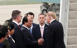 Tổng thống Donald Trump rời Hà Nội