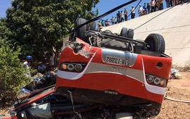 Xe chở đoàn khách Hàn Quốc lao xuống vực; 1 người chết, 5 người bị thương