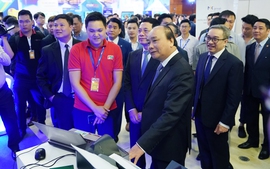 Thủ tướng tham quan triển lãm, dự diễn đàn phát triển DN công nghệ Việt Nam