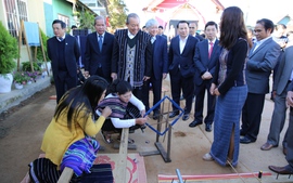 Phó Thủ tướng thăm bà con Tổ dân phố B'Nao C, huyện Lạc Dương