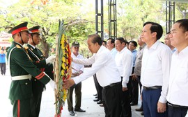 Phó Thủ tướng Thường trực dâng hương, tặng quà các gia đình có công tỉnh Quảng Trị