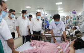 Phó Thủ tướng Thường trực thăm nạn nhân vụ TNGT đặc biệt nghiêm trọng tại Quảng Bình