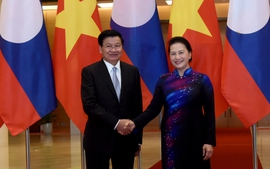 Chủ tịch Quốc hội Nguyễn Thị Kim Ngân hội kiến Thủ tướng Lào Thongloun Sisoulith
