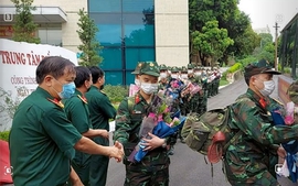 Hàng trăm thầy thuốc quân dân y tiếp tục lên đường vào "tuyến lửa", quyết tâm ngăn chặn, đẩy lùi đại dịch COVID-19