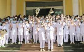 200 'chiến sĩ áo trắng" thành phố Cảng lên đường hỗ trợ Hà Nội chống dịch