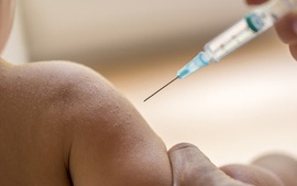 Tiêm nhầm vaccine COVID-19 cho 18 trẻ sơ sinh: Đình chỉ các cán bộ y tế