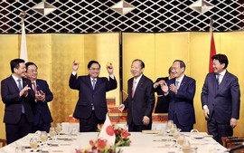 Thủ tướng Phạm Minh Chính tiếp cựu Thủ tướng Nhật Bản Suga Yoshihide và Chủ tịch Liên minh Nghị sĩ hữu nghị Nhật-Việt Nikai Toshihiro