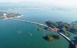 Hợp long cây cầu dài nhất Quảng Ninh trong thời gian thi công ngắn kỷ lục
