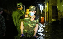 Hàng trăm cán bộ chiến sĩ khẩn cấp cứu dân trong đêm