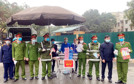 Bộ trưởng Tô Lâm động viên các chiến sĩ Công an trên trận tuyến phòng, chống COVID-19