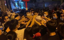 Hà Nội: Yêu cầu làm rõ trách nhiệm lãnh đạo cơ sở để người dân chen lấn tiêm vaccine COVID-19