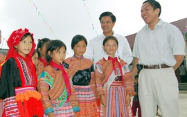 Đồng chí Sùng Chúng, Phó Bí thư Thường trực Tỉnh ủy, Chủ tịch HĐND tỉnh dự lễ khai giảng năm học mới tại Mường Khương