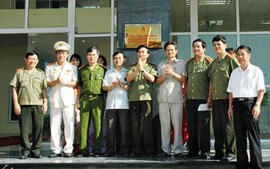 Gắn biển công trình chào mừng 65 năm Ngày thành lập lực lượng CAND Việt Nam