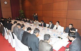 Đoàn Đại biểu tỉnh thảo luận văn kiện tại tổ