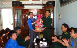 Đoàn khối các cơ quan tỉnh : Thăm hỏi, tặng quà các chiến sỹ hai Đồn Biên phòng Đá Bằng và Yok M’Bre.