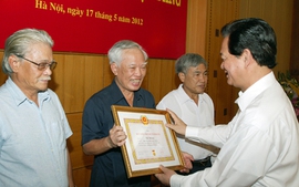 Đảng bộ Văn phòng Chính phủ tổ chức trao tặng Huy hiệu Đảng 
